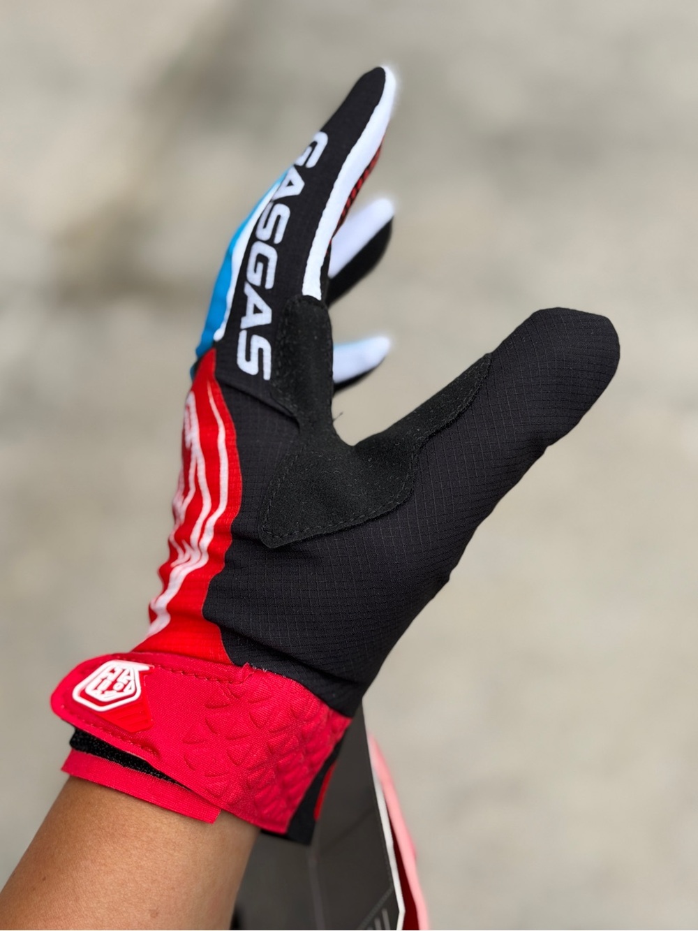 Gloves - Picture 2 of 11